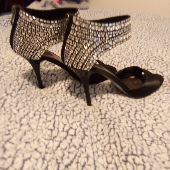 Jeanne Beker heels - Picture 1 of 4